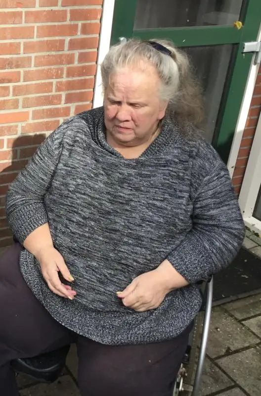 mensen shamen zich als iemand in een rolstoel zit
